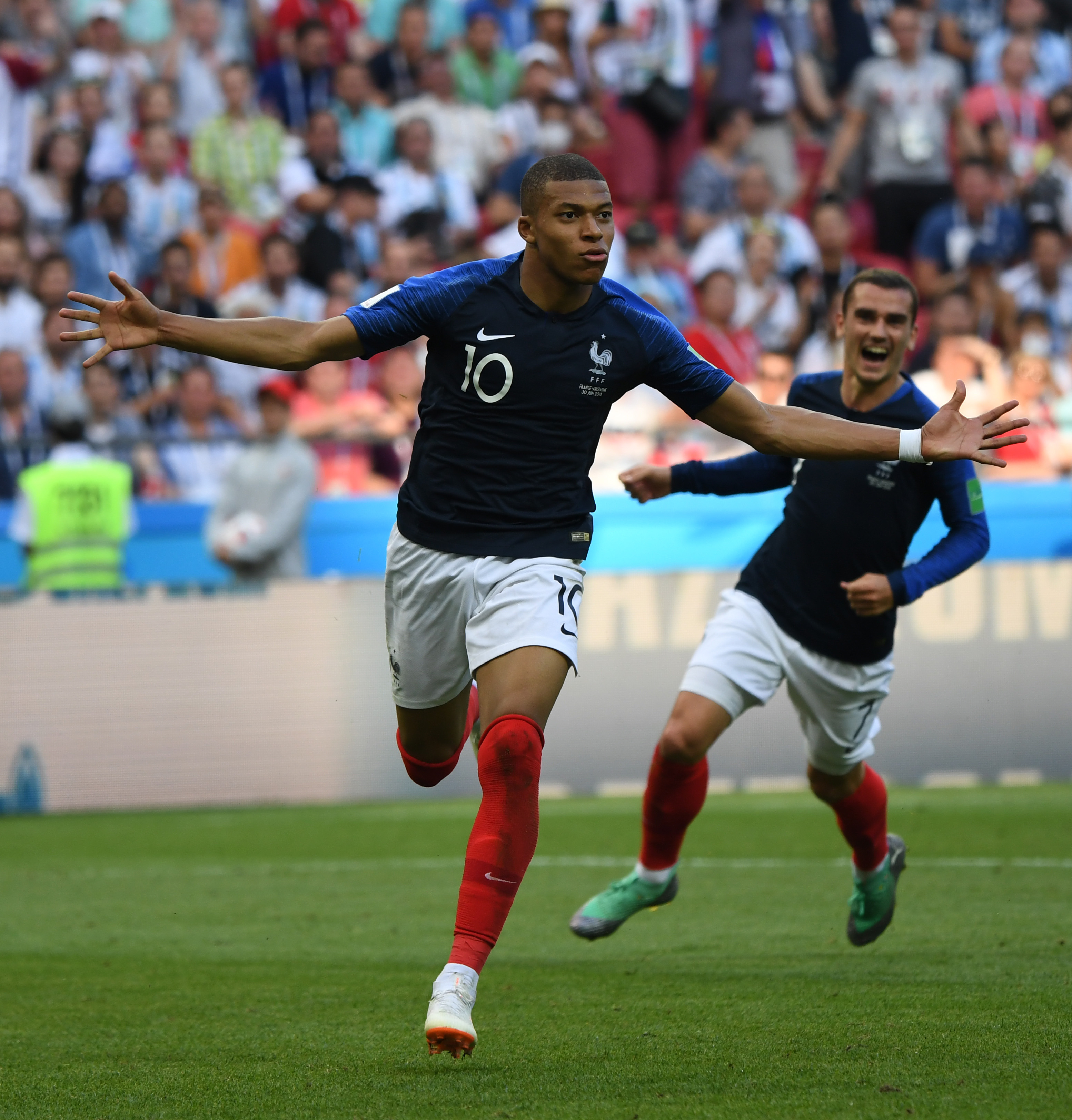 40岁依旧能飞，C罗对阵赛哈特海湾上演高难度倒钩破门（40岁仍能腾空，C罗对赛哈特海湾奉献高难度倒钩破门）