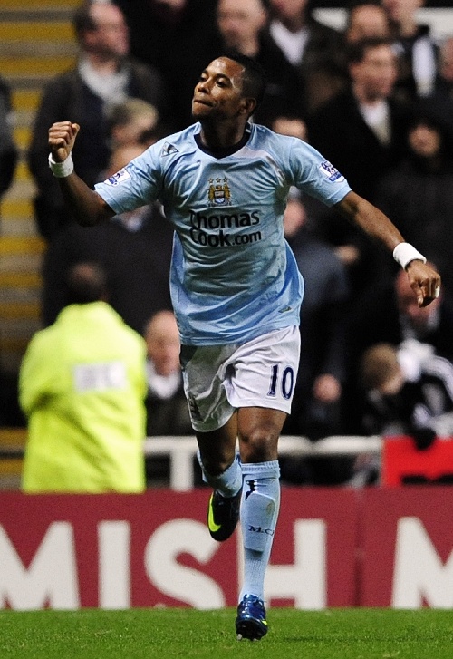 库库：家人支持谁？我说想要球票就得穿切尔西球衣（库库笑谈家人立场：想拿球票，先穿切尔西球衣）