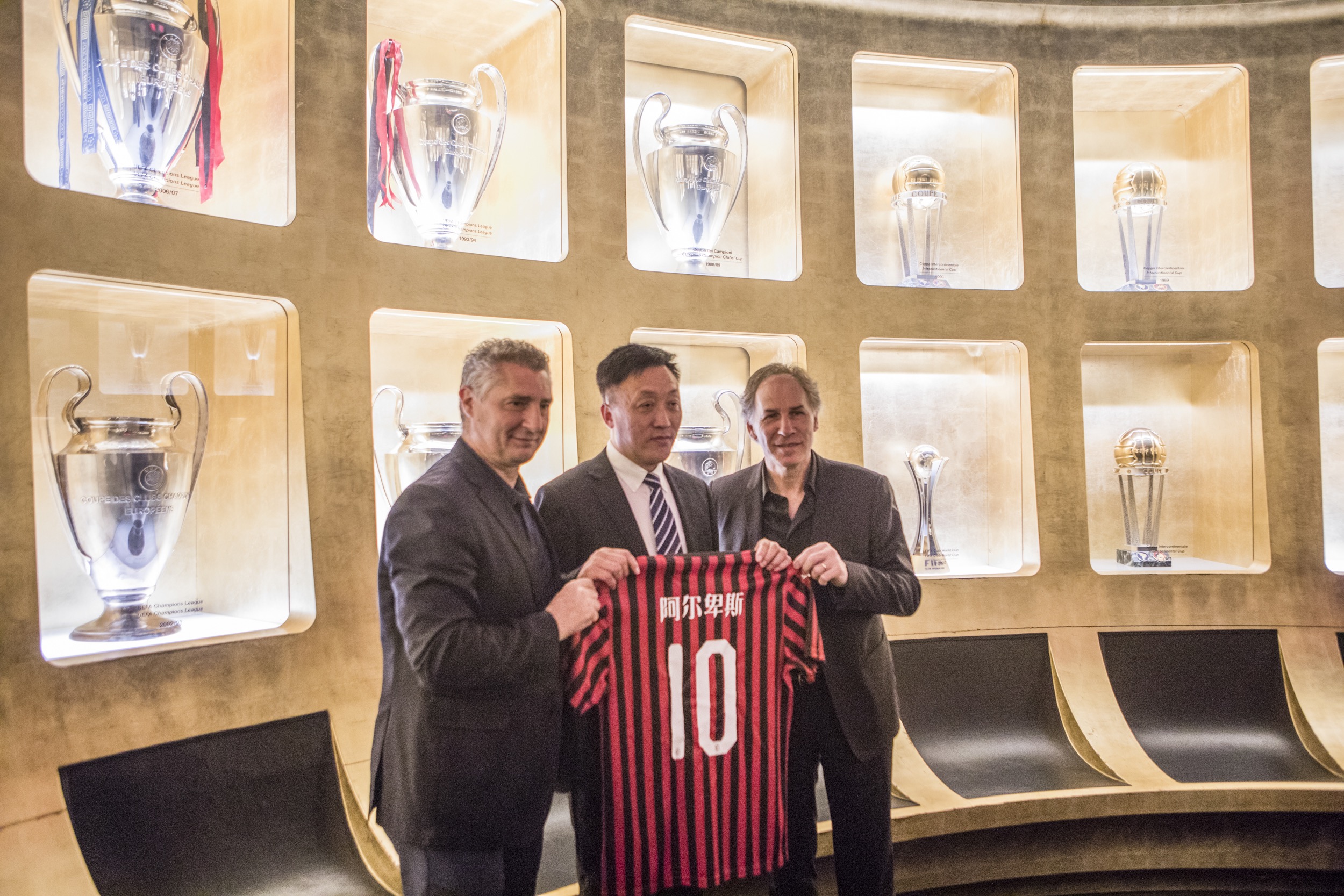 比肩大鸟！布朗成绿军队史第二位单场40分5板5助5断球员（追平大鸟纪录！布朗成绿军史上第2位单场40分5板5助5断的球员）