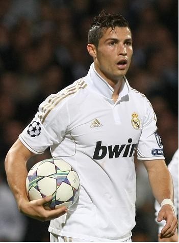 翻修球场，“连滚带爬”为的是“从从容容”（翻修球场，今日的“连滚带爬”只为明日的“从容不迫”）