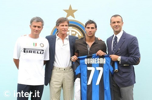 有情有义，阿诺德到若塔纪念碑前献上游戏手柄和手写卡片（阿诺德赴若塔纪念碑，敬献游戏手柄与手写卡片）