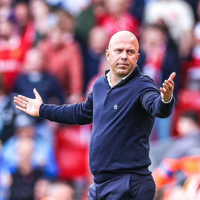 澳超半场：双方后防线均表现出色，惠灵顿凤凰暂0-0喷气机（澳超半场：双方防线稳固，惠灵顿凤凰与喷气机暂0-0）