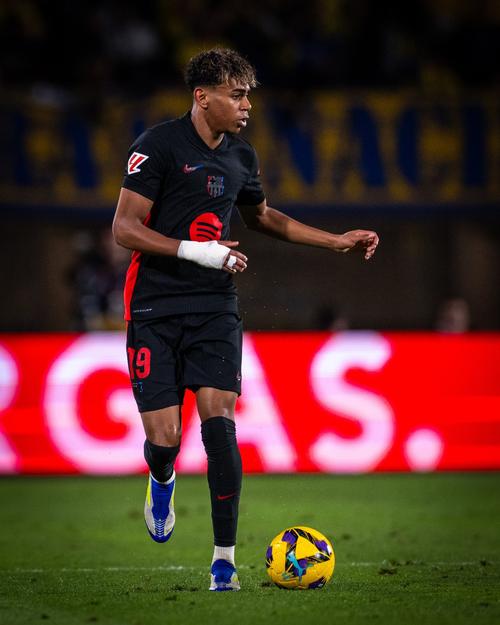 拉普拉塔大学生抗议阿足协新规，背身列队迎接联赛冠军罗萨里奥（不满阿足协新规，拉普拉塔大学生背对列队致意联赛冠军罗萨里奥）