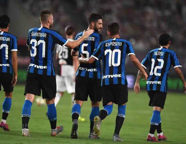 美媒：尼克斯补强瞄准迪温琴佐和阿尔瓦拉多，且已与对方球队接触（美媒：尼克斯将迪温琴佐与阿尔瓦拉多列为补强目标，已与其所属球队展开洽谈）