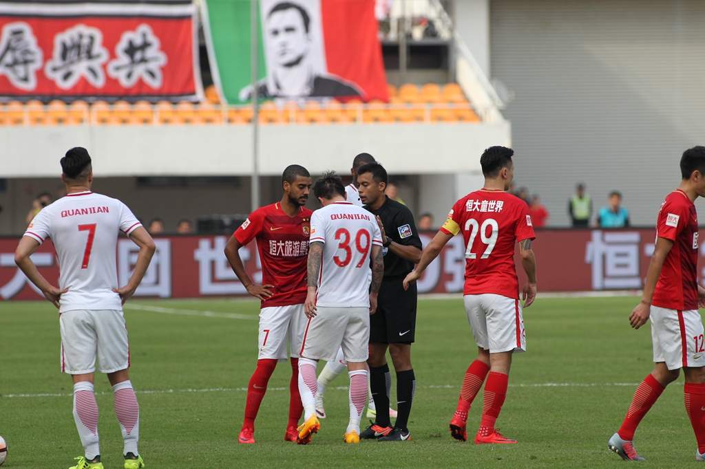 舍甫琴科：我热爱圣西罗，收购它对米兰和意大利足球都很重要（舍甫琴科：钟爱圣西罗，收购该球场对米兰与意大利足坛意义重大）