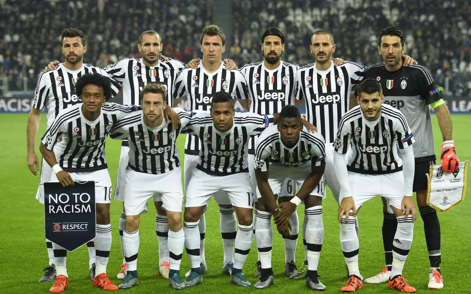 这雪有点大，欧冠赛前一名挪威记者在博德闪耀的球场边线处滑雪（欧冠赛前雪势凶猛，挪威记者在博德闪耀场边滑雪）